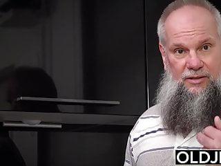 Stiefvater fickt mich hart in meinen Mund