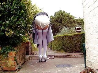 Frau in weisser Reizwäsche verführt ihren Liebhaber