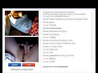 Junges blondes mädel reitet auf einem Schwanz