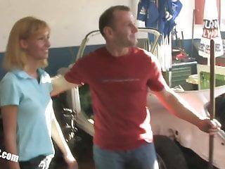 Junge Diebin hart gefickt in der Werkstatt