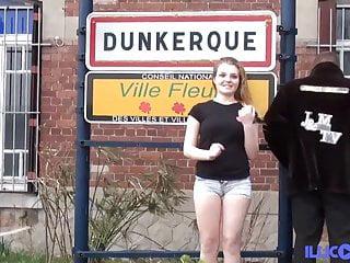 Kleine Blondine wird in den Arsch gefickt