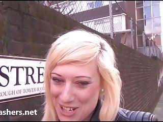 Blonde Amateurin axa Jay masturbiert in der Öffentlichkeit