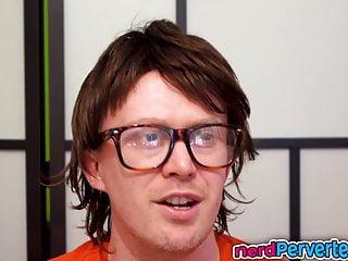 Britische Bitch mit Tattoos wird vom Nerd gefickt