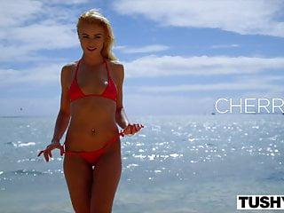 Tushy blonde Schönheit bekommt ihren Arsch dominiert von einen riesen Schwanz