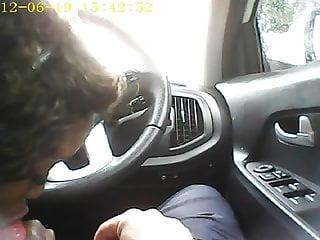 Kleine geile Sau bläst bis zum anschlag