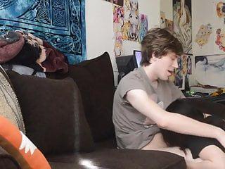 Junge Frau wird in den Arsch gefickt