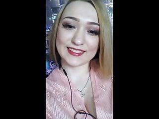 Heisse Babe zeigt ihren Körper vor der Webcam