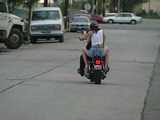 Muskel Baby wird abgeschleppt und gefickt