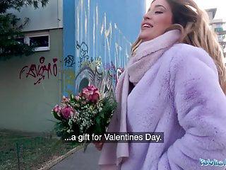 Junge Frau wird in der Öffentlichkeit gefickt