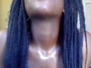 Eingeölte ebony Teen vor der Webcam