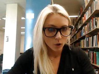 Süsse Blondine mel in der Bibliothek gefickt