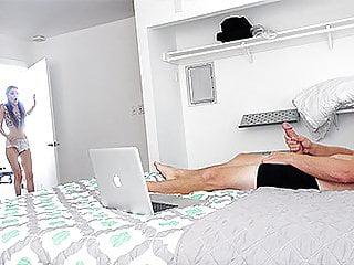 Stiefschwester bläst den Schwanz ihres Bruders