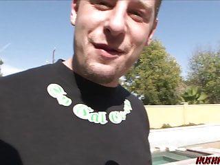 Versaute Schlampe wird von Monsterschwanz gefickt