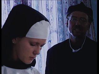 Geile Nonne wird von hinten gefickt