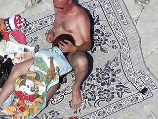 Reife Frau bläst den Schwanz am Strand