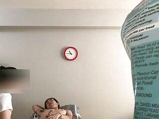 Asiatische Schönheit gibt einen grossen Schwanz in sich