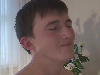 Teen Blondine mit kleinen Titten schluckt nach einem guten Fick