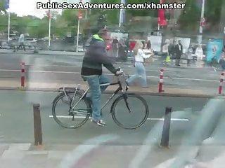 Echte Brünette wird im Freien anal gefickt