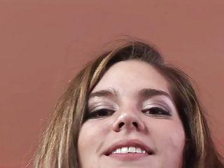 Junge Frau liebt alle Säfte aus Sperma