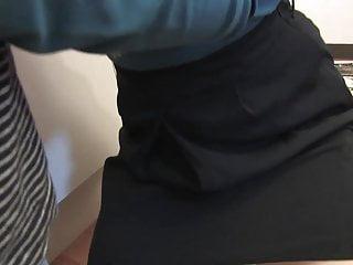 Brüneete mit Halsband bekommt die Klitoris verwöhnt