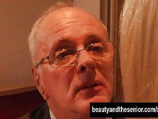 Schöne junge Blondine von Opa gefickt