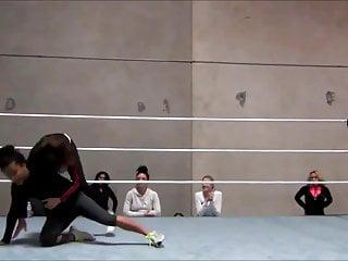 Geile Lesben treiben es im garten