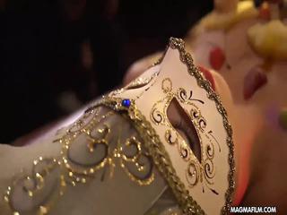 Deutsche Maskenparty endet als Swingerparty