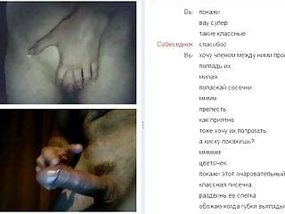 Mädchen macht es anal vor der Webcam