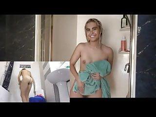 Zwei nackte Frauen unter der Dusche