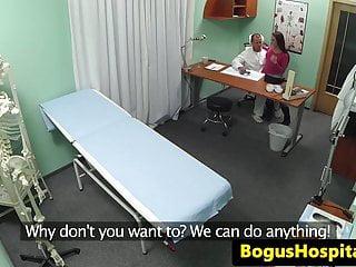 Echte Amateurschlampe wird von ihrem Arzt geleckt