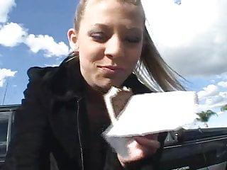 Mädchen bietet alles für einen Ritt