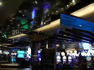 Brünette Anissa Kate in den Arsch gefickt