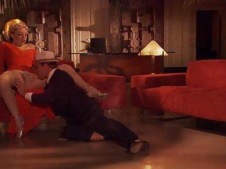 Heisse Frau wird im Büro hart penetriert