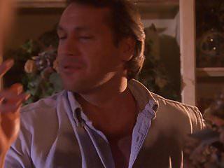 Polygamous Kerl und sein Mädchen wichsen sich gegenseitig