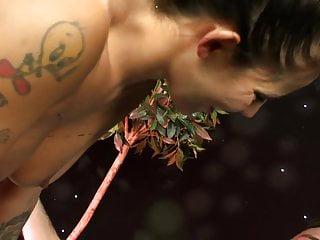 Hübsches Mädchen mit Hängetitten fickt einen riesigen Schwanz