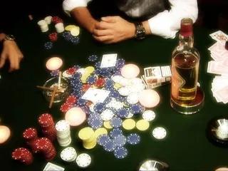 Versaute Hure wird auf der Poker gefickt