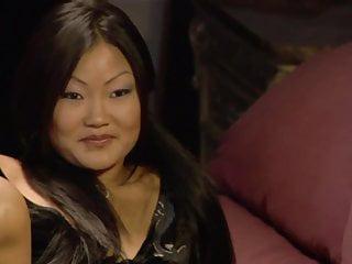 Durchgeknallte Asiatin reitet den weissen Schwanz