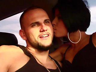 Grosser Kerl wird von geiler Brünette verführt