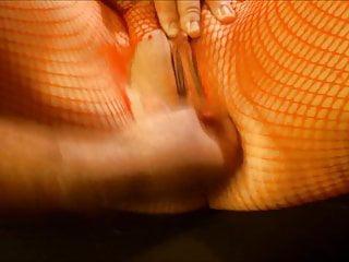 Sexy Amateurin in Strapsen wird zum Orgasmus gefingert