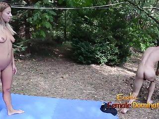 Nikky humiliats von Sklaven in den Mund gespritzt