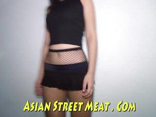 Brünette demure delivers in den Arsch gefickt