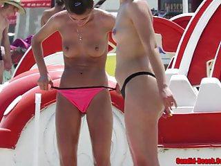 Nackte Mädels am Strand heimlich gefilmt