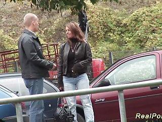 Deutsche Stiefmutter abgeschleppt und im Freien gefickt