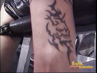 Zwei versaute Blondinen teilen sich einen Schwanz