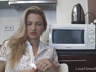 Blonde Amateurin bereitet sich vor der Webcam aus