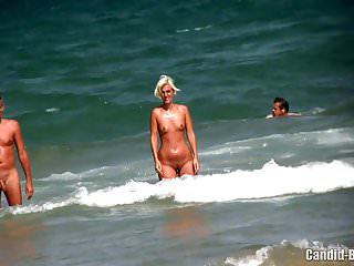 Nackte Milf am Strand heimlich gefilmt
