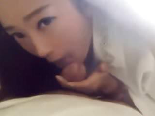 Heisse koreanische Lehrerin lutscht den alten Schwanz