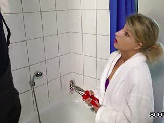 Versaute Tochter beim ersten Fick mit dem Handwerker