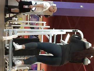 Grossartiger fetter Arsch beim Sex im Fitnessstudio