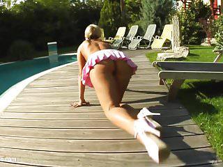 Candy schiebt sich den Dildo in die Möse